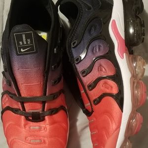 Nike Women's Vapormax New condition with 2 pair of extra laces &box